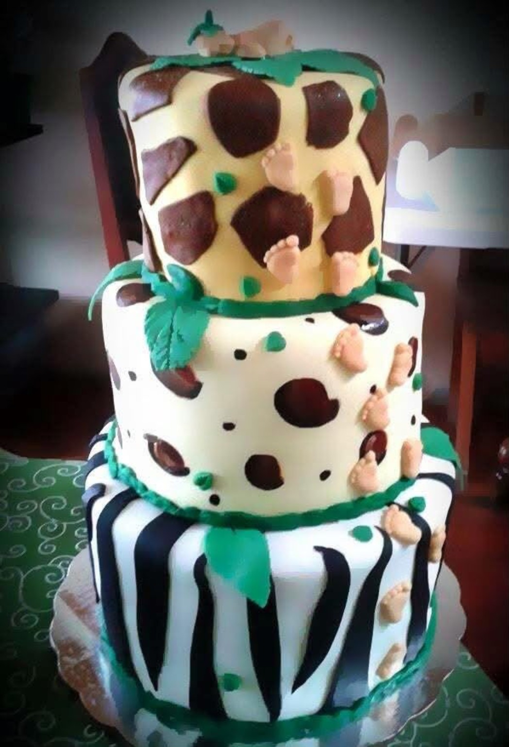 Queque con decoración de vaquita, lazo rosado y cupcakes temáticos alrededor
